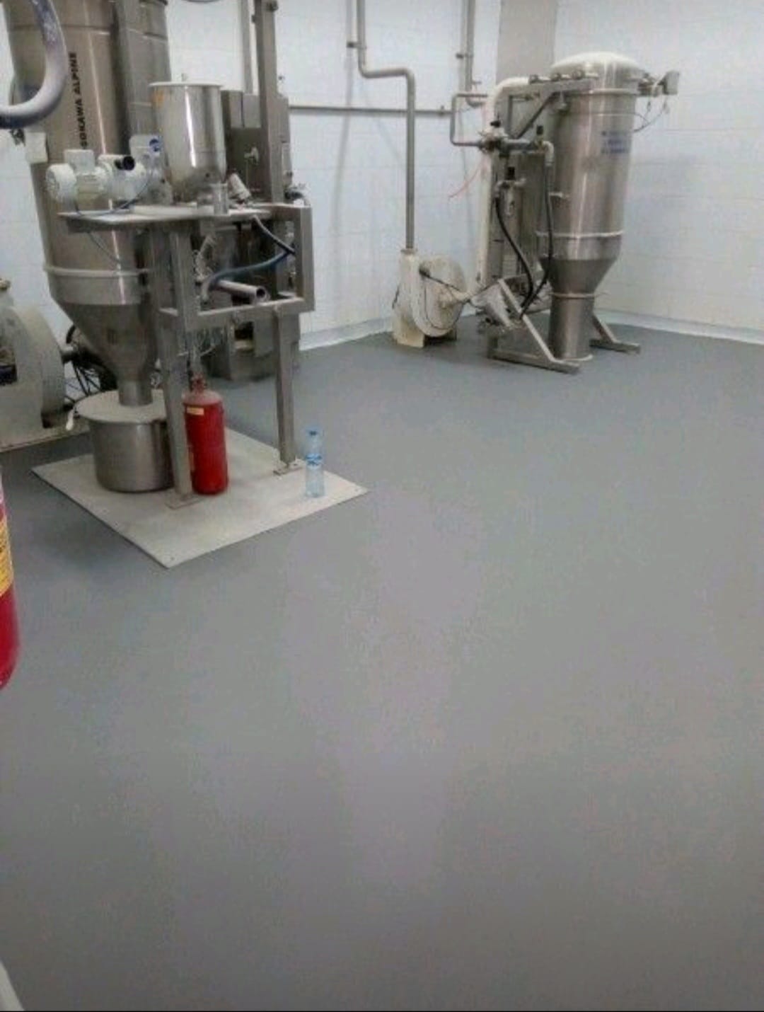 Sol industriel gris en résine dans un atelier de process