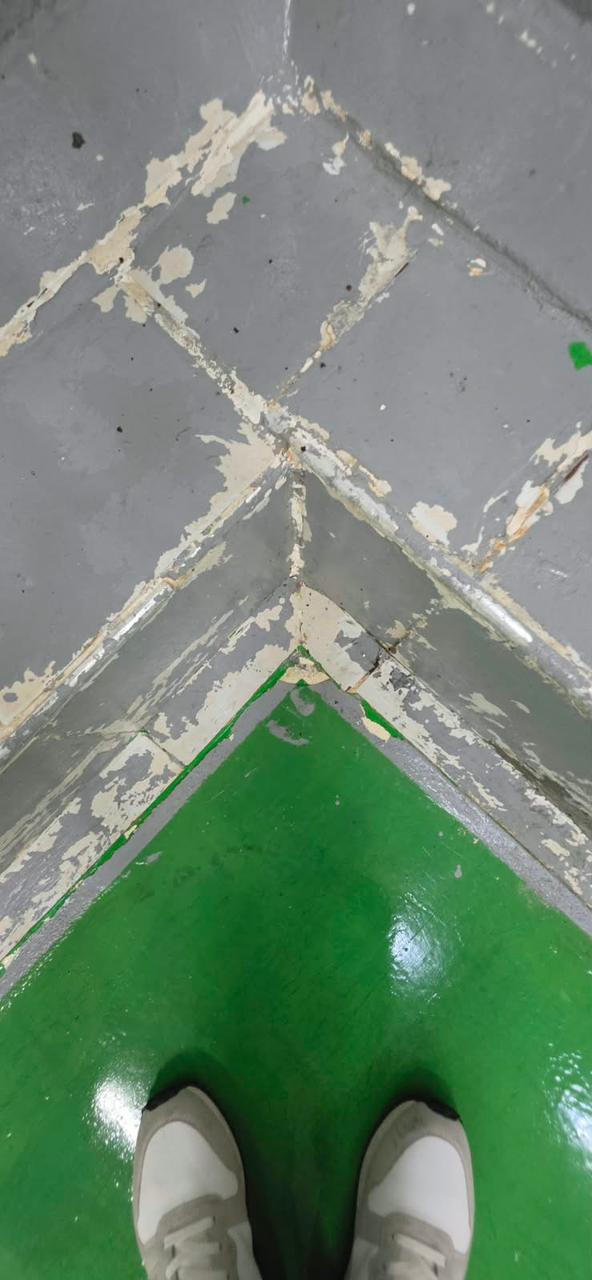Rénovation de sol : ancien carrelage dégradé remplacé par une résine verte sans joints